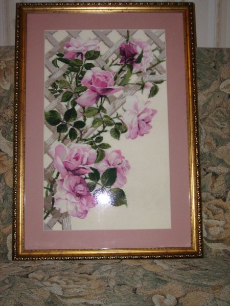 Розы на решетке