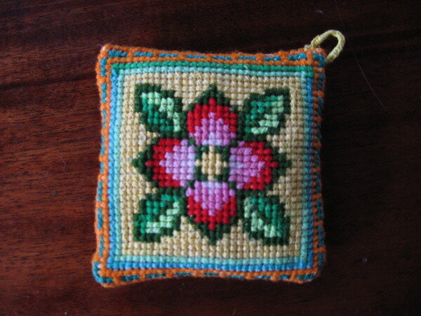 мини подушечка
10х10
я ее использую в качестве втыкания в нее иголок