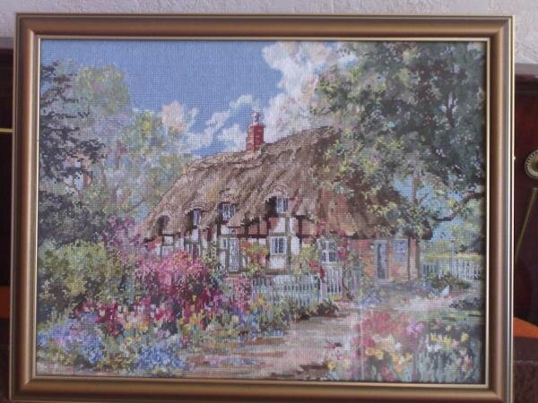 Спасибо всем, кто написал столь лестные комментарии о моих работах. Домик, наконец, обрел свою раму. Правда, место ему пока не нашли. Ремонт, однако!