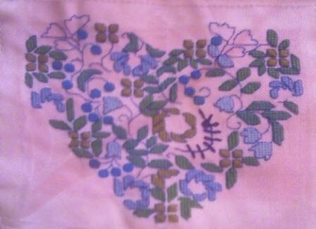 Вот такое сердечко на подушке есть у моего молодого человека.(извините за качество, фото с телефона)