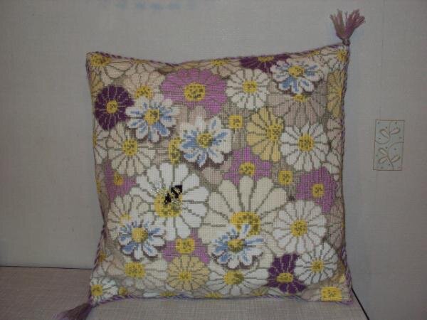 Подушка с ромашками