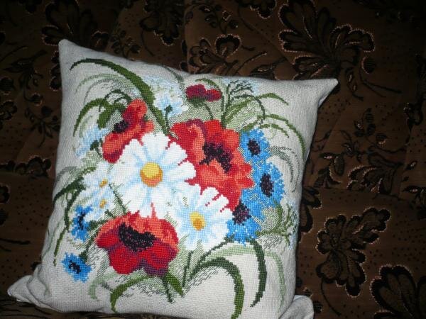 вышивала уже в роддоме. врачиха сказала -"Вышей и тогда родишь". так и вышло в субботу закончила вышивку а во вторник родился Юрий Андреевичь!!!