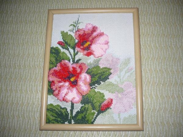 Работа выполнена в смешанной технике - бисер, крест и полу крест.