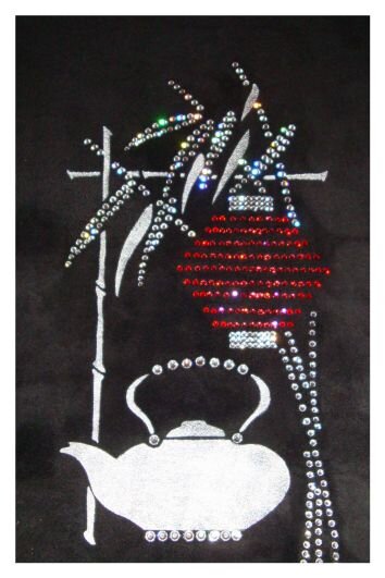 бамбук из страз. Картина ещё не совсем готова, по бокам ещё будут иероглифы. Чайник нарисован акриловыми красками по ткани