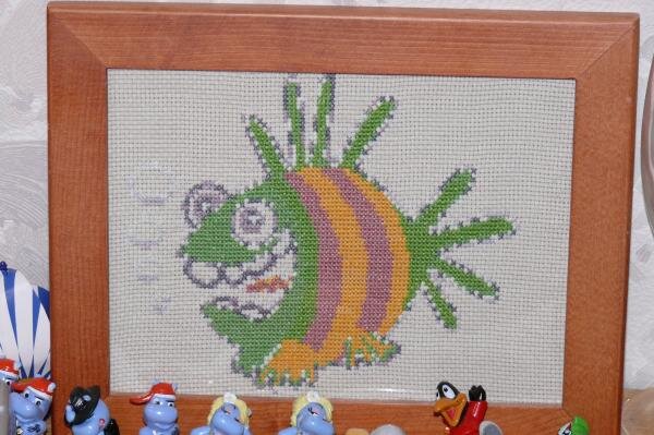 Вот такая чуднАя рыбка для мужа-рыбака ))) совершенно случайно нашлась и вышилась за пару дней. рамочка обычная для фото.