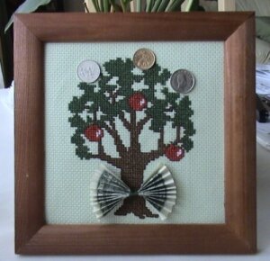 денежное дерево
взяла с форума и вместо части яблок приклеила разные монетки.