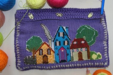 сумочка с домиками
В 2004 году я вышила домики из бабушкиного мулине
и вот мне их захотелось постирать, картинка вся слиняла. Пришлось домики вырезать и пришить на сумочку для ниток.