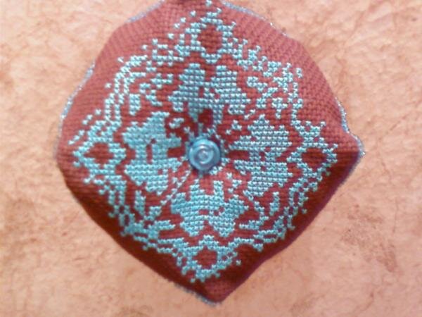 бискорнюха с конкурса потрепала мне нервы!!! она получилась такая огромная!!! как сказала Viola: можно под щеку класть.))