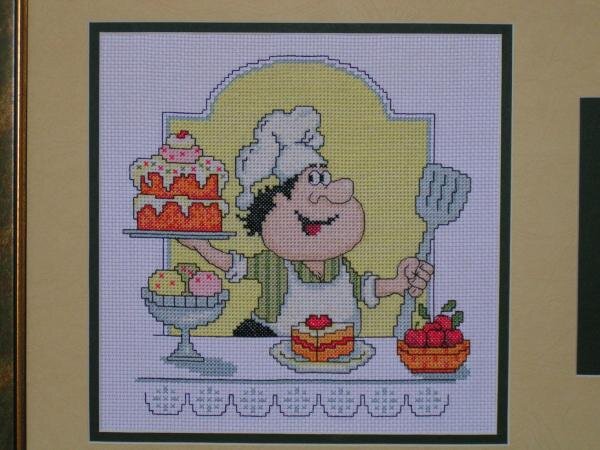 Повар с тортиком, крупным планом.