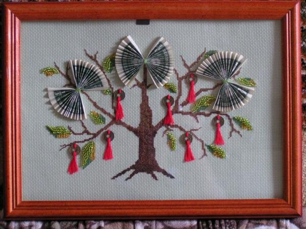 Денежное дерево. Делалось маме на день рождение, совместно с сестрой, которая отшивала бисер на листочках. Маме понравилось, подумала сначала, что купленное :).