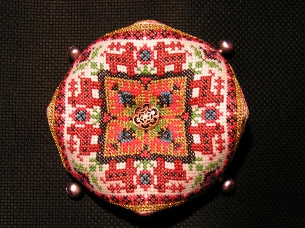 Бискорню по схеме "оберег". Собственная разработка схемы по подобной. Вышивалась для участия в конкурсе "Бискорню с любовью 2010" на данном форуме. Январь 2010.