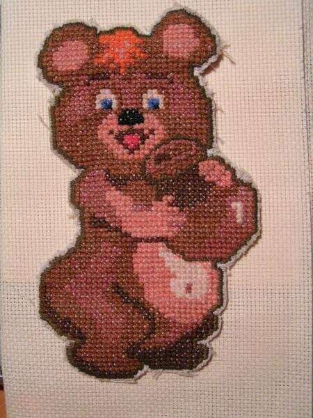 Аппликации на одежду "Бурый мишка". Собственная разработка по картинке с фантика :). Носилась на дочиной куртке, на время стирки куртки - отпарывала, затем приметывала заново.