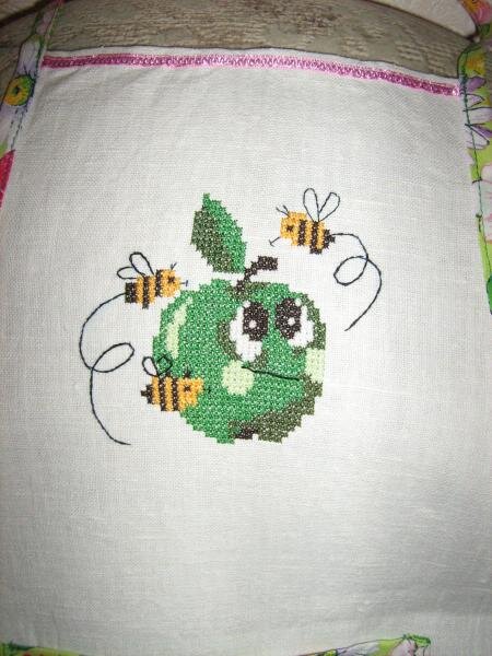 Вышивка на фартуке - сестра любит готовить.