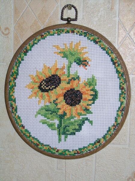 Подсолнухи. Моя первая работа, схема подарена сестрой "в отместку", за то что я ей подарила набор, который ей пришлось вышить, из-за которого она не может вот уже 5йгод расстаться с вышивани