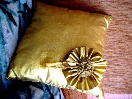 золотая подушечка