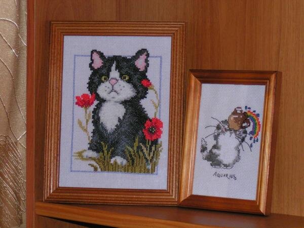 Два готовых кота. Большого подарили набором мне на день варенья, а мелкий вышился и подарился отцу.