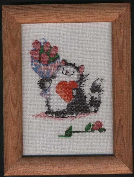 Кот с букетом. Вышился и ...подарился) Как-то так получается, что работы "уходят" к другим людям.
К сожалению, скан, а не фотография.
Схему изменила. Цвета взяла те, что были в закромах.