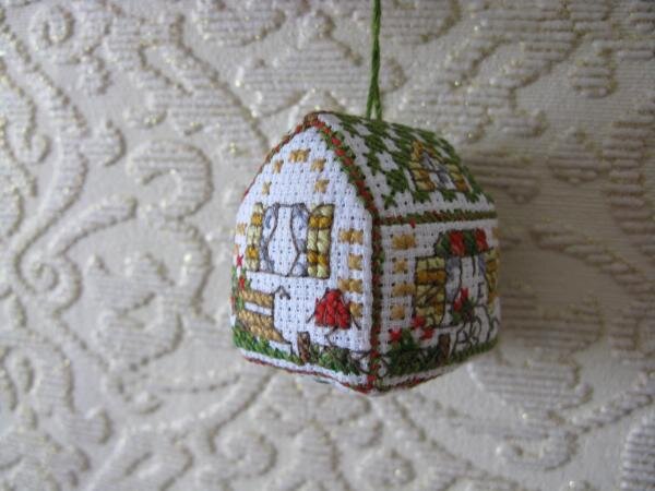 Сувенир для близкой подруги, они недавно построили домик на даче.