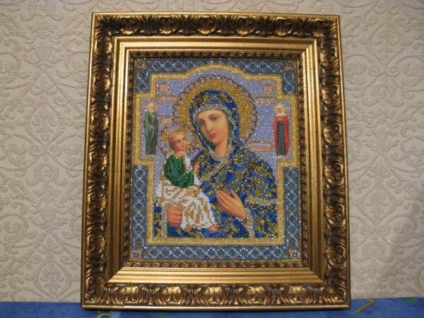 Это из новой серии наборов иконы бисером.
Лики напечатаны на ткани, при стирке не портятся, да и рисунок также напечатан и по нему вышиваешь.