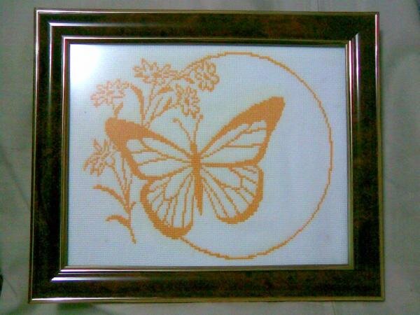 Бабочка желтая, эксперимент с монохромом и добавила еще один цветочек