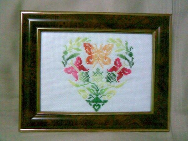 Меланжевое сердечко, вышивалось в авантюрке на соседнем сайте