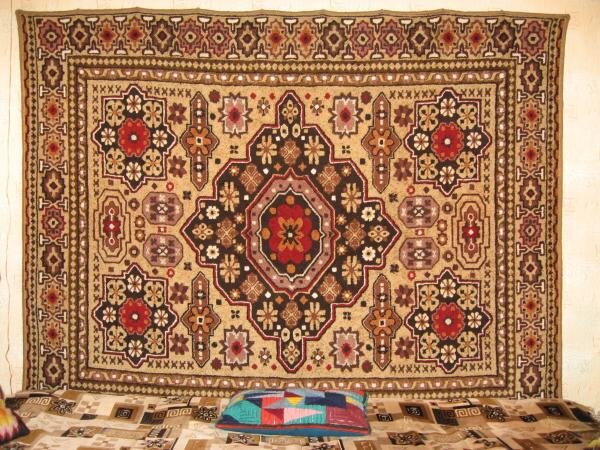 Этот ковер выбивала моя мама, работала над ним два года с перерывами на лето, дизайн разрабатывали сообща.