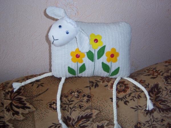 подушечка автомобильная-привязываетса к сидению ножками