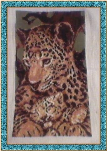 Леопарды. Мама и малыш. Подарила друзьям набрчик, пролежал он год, взяла сама вышивать, еще год... Вот такой подарок... жалко что до сих пор его не нарядили в красивую рамочку... Это моя первая работа