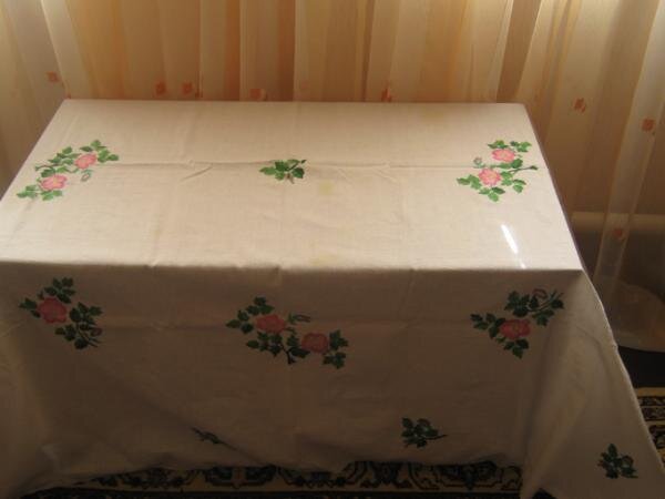 скатерть вышита гладью, год мучила, а салфетки так и не смогла уже вышить(не мое это - вышивка гладью)