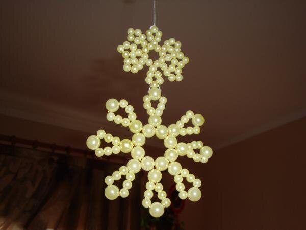 новогодние снежинки из бусинок