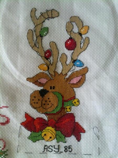 тема робина-новый год, сюжетики-любые на заданную тему. выбрала оленя от Дим, но размер был больше нужного, т.ч. значительно укоротила ему рога и + перевернула в обратную сторону, т.к. сюжет получился крайний справа