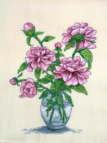 Букет пионов. Вышит благодаря авантюре на этом форуме. Передан в хорошие руки.