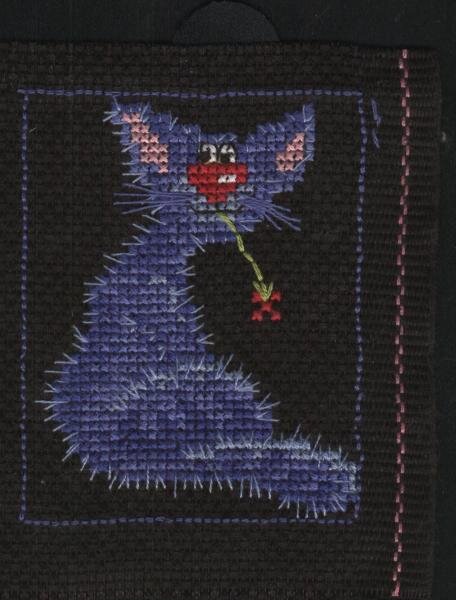 Котейка был задуман для телефонного чехла. Пока лежит в коробке.