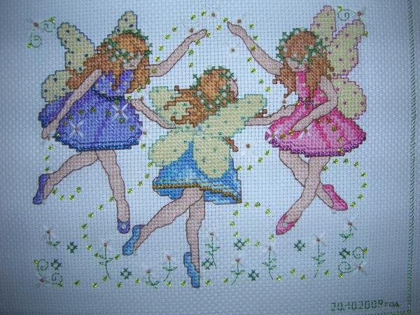 Работа выполнена с использованием ниток "металлик", биссера разноцветного.