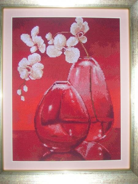 "Комфорт" от Золотое руно. Вышивается очень тяжело: красные оттенки на красной канве. Вписалась в интерьер кухни просто замечательно. в оригинале смотрится сочнее, без бликов.