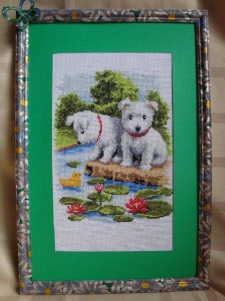 Песики от Vervaco вышивались на конкурс Малышки http://www.krestikom.net/forum/showthread.php?t=3773 , рамку декупажила сама и немного подкрашивала акриловыми красками, паспарту тоже сама делала. Заня