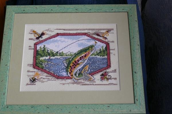 Рыбка оформлена. Фото не передаёт истинного цвета и рамочки и паспарту. Рамочка ближе к паспарту потемнее, затем чуток светлее. Само паспарту светло-зелёно-серое, но при этом довольно приятно смотрится - рыбка видна очень хорошо!