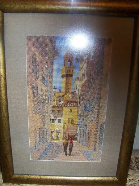 РТО Старый город желтая улица. ну, не было у нас ничего путней в магазине вышивальном. привозили почему-то только РТО Старый город. пока меня не осенило набрать в яндексе поиск схем для вышивания, я бы вышила весь каталог РТО)))