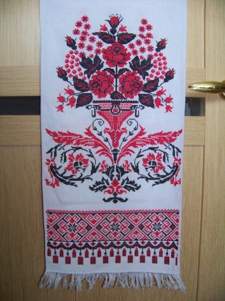 рушник. украинский национальный колорит. вышивала в подарок батюшке - другу нашей семьи, прекрасному человеку. это рушник-божник. висит в алтаре его церкви. скажу сразу, если бы не для Бога была бы ра
