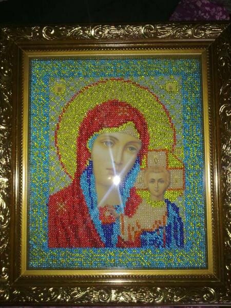 Икона Казанской Божьей Матери. бисер, стекло обычное, чтобы был виден каждый оттенок и блеск бисера. рамка-киот. это когда между вышивкой и стеклом остается место.
на самом деле, фото аппарат совершенно не передает оттенки и красоту иконы