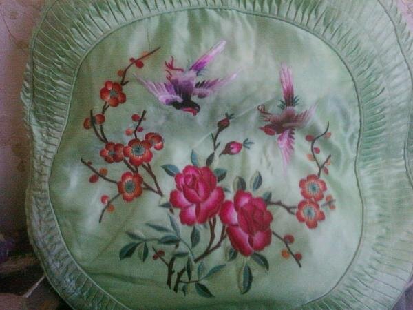 вышивалось давным-давно. когда еще было увлечение гладью. геморроя, пардон за грубость, ого-го сколько) но красиво. вышивалось китакйским шелком на зеленом шелке. зеленый шелк был взят путем распарыва