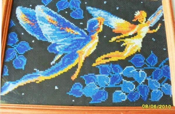 Эльфы,покупала набором,рамочка не очень подходит,может позже переоформлю.