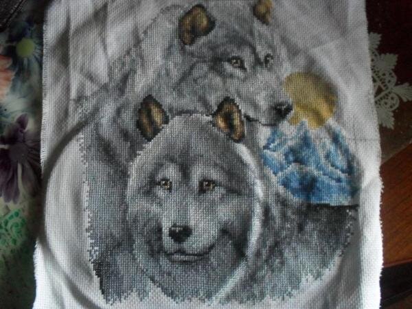 Недавно законченные волки. Вышивались в совместном процессе. Пока не оформила)))жду хороших времен)))