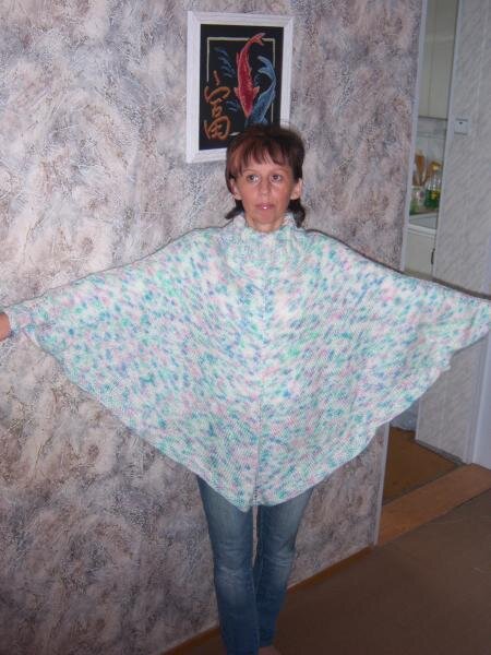 Пользуюсь жарой. Мохеровые нитки в жару очень сильно уценили ,вот и связала токую накидку. Прошлой зимой чтобы не замёрзнуть в рабочие полотенцы закутывались...