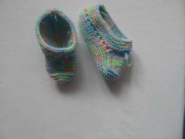 Моя первая, и единственная на данный момент, работа по везанию. Только ещё учусь.
Пинетки - вид сверху..