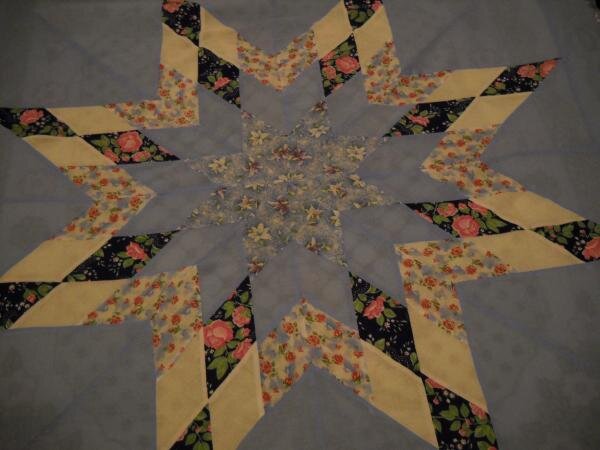 лоскутное одеяло в работе, после трудодней на даче - продолжу фантазировать