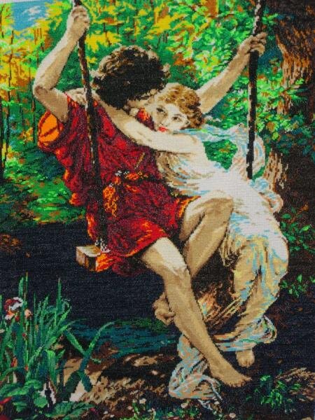 Пара на качелях