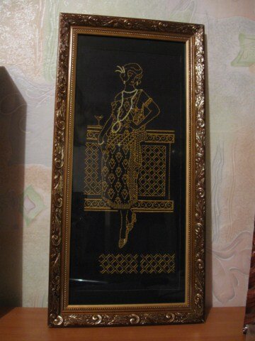 "Девушка из 20-х" (журнал Вышитые картины).Вышивала мамочке в подарок,правда вместо металлизированных ниточек использовала обычные