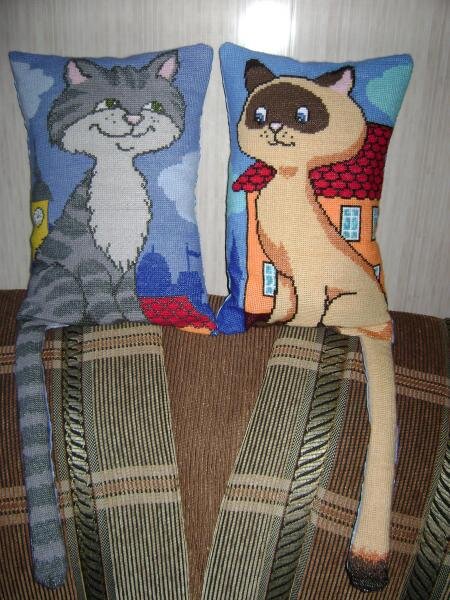 005Подушки моим дочкам!