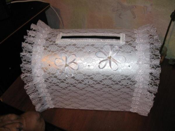 свадебная коробочка для денег....и шарпей мой в кадр попал...нюхает неизвестное нечто